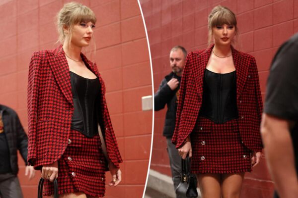 Taylor Swift llega al partido de los Chiefs contra los Broncos vestida con una falda de Versace