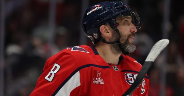 Alex Ovechkin, de los Capitals, abandona el partido contra Utah por una lesión en la pierna