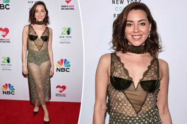 Aubrey Plaza luce un vestido transparente de Gucci en la gala de homenaje a Joan Rivers