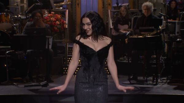 Charli XCX en SNL: Mira todos los sketches y actuaciones