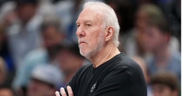 Gregg Popovich, entrenador de los Spurs, dejará el cargo por problemas de salud