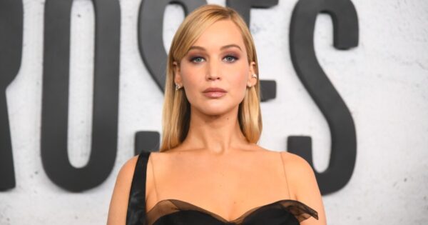 Jennifer Lawrence da un toque divertido a la moda premamá en sus nuevas fotos