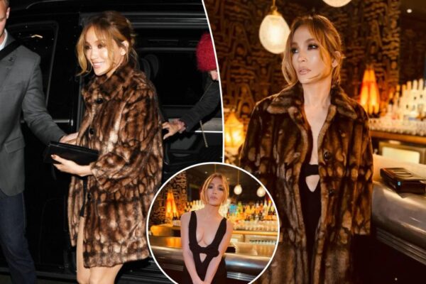 Jennifer Lopez luce un vestido de tirantes con lazo y abrigo de piel sintética en Londres