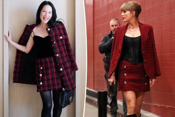 Lucy Liu se parece a Taylor Swift con un traje de falda roja a cuadros de Versace