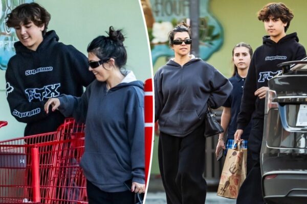 Mason Disick, de 14 años, se eleva sobre su madre Kourtney Kardashian mientras hace la compra