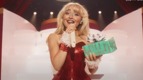 Sabrina Carpenter comparte el trailer de Una Navidad sin sentido con Chappell Roan, Kali Uchis, Tyla: Ver