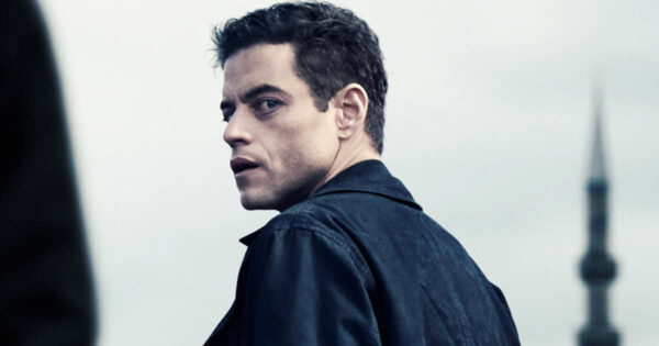 Subestimar a Rami Malek es el primer error del gobierno en el tráiler lleno de acción de El Aficionado